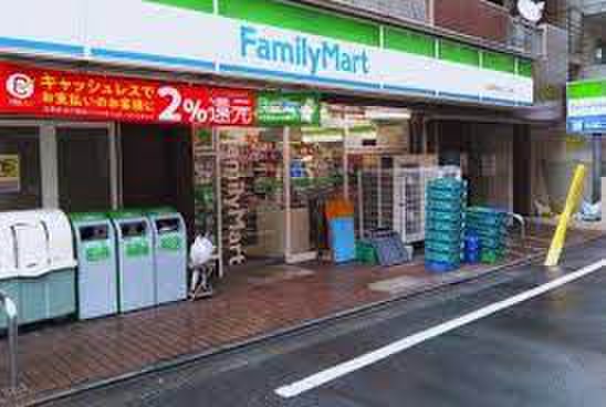 コンビニ　ファミリーマート 目黒青葉台三丁目店（コンビニ）まで140m