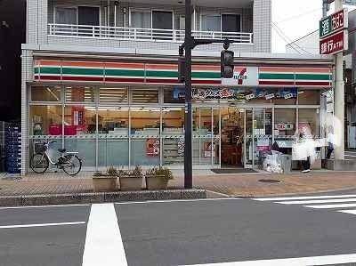 コンビニ　セブンイレブン（コンビニ）まで220m