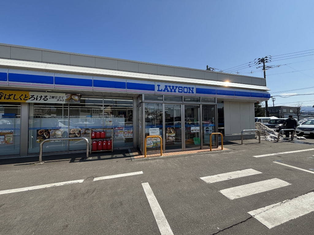 コンビニ　ローソン 青森自由ヶ丘二丁目店（コンビニ）まで375m