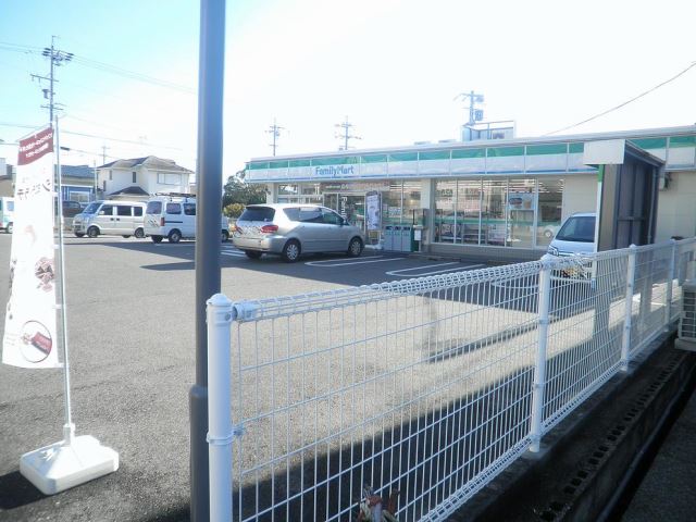コンビニ　ファミリーマート（コンビニ）まで270m