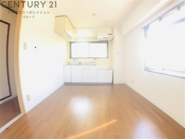 居室・リビング　出窓もついて明るいお部屋です。