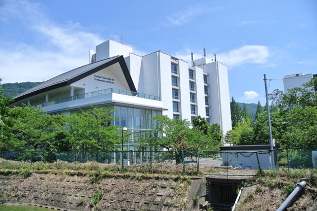 大学・短大　大阪経済法科大学花岡キャンパス（大学・短大）まで858m