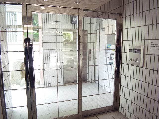 エントランス　オートロック設備で安心です