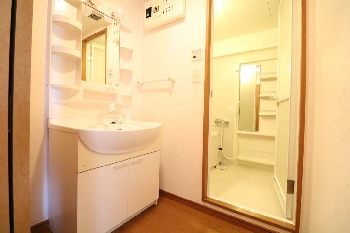 洗面設備　嬉しいシャンドレの隣にはこれまた嬉しい収納もあります