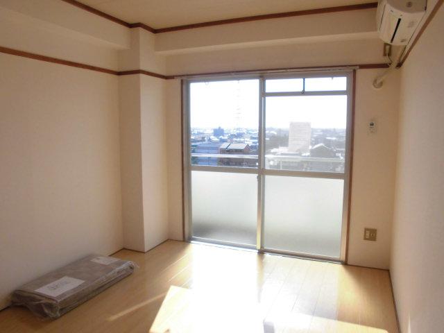 居室・リビング　エアコン付きのお部屋です