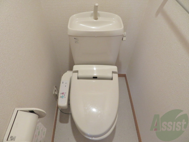 トイレ　ウォシュレット機能がついたトイレです。安心して使用できますね