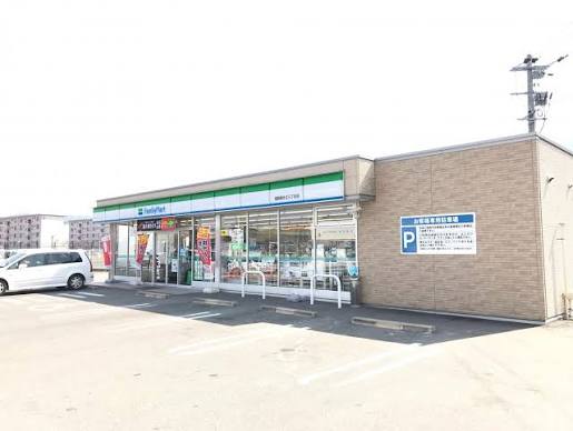 コンビニ　ファミリーマート福岡南片江三丁目店（コンビニ）まで294m