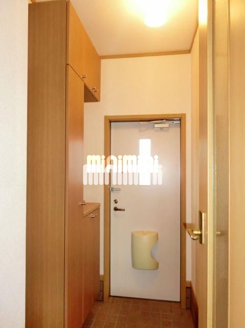 玄関　大きな下駄箱完備しています。