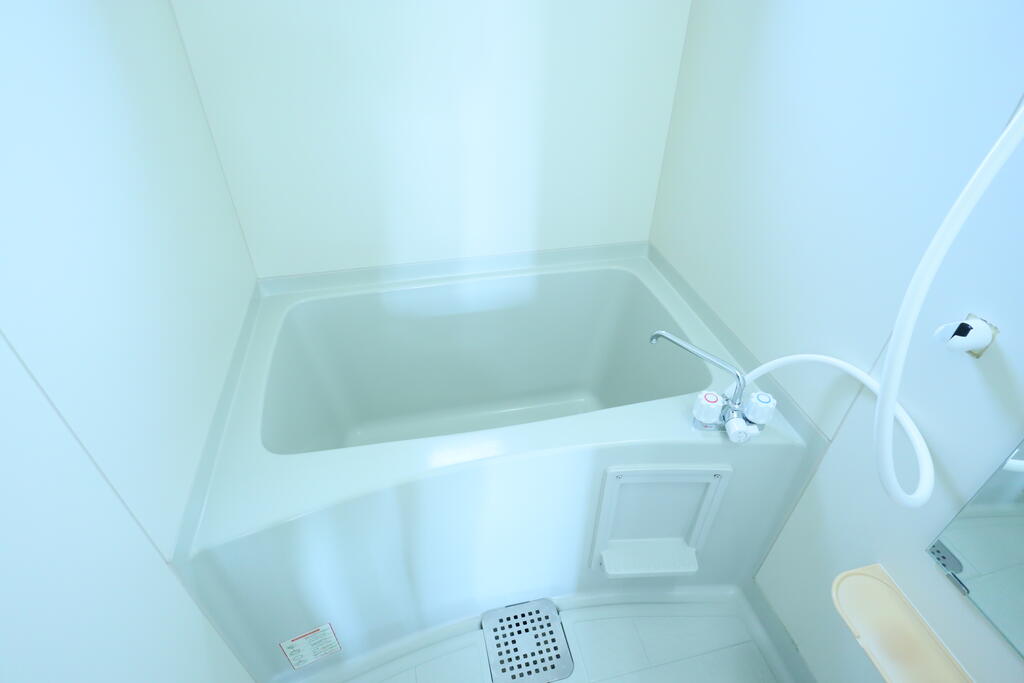 バス・シャワールーム　小窓があり換気に便利です