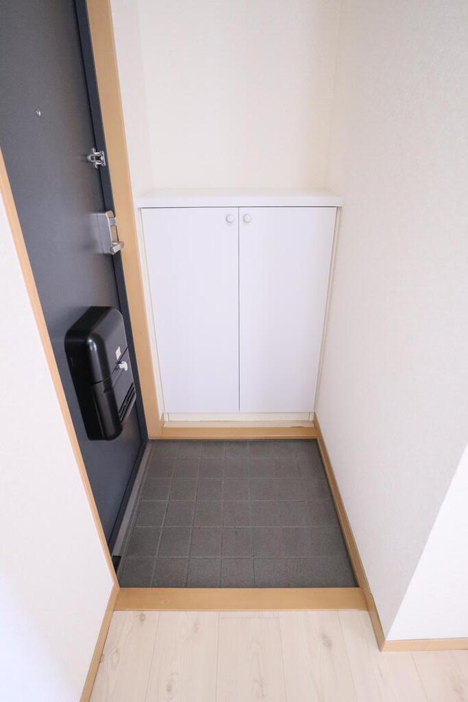 玄関　下駄箱の上には小物も飾れますね