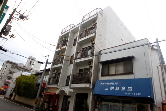 【広島市南区皆実町のマンションの建物外観】