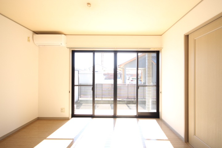 居室・リビング　南向き洋室６帖です！　陽当り良好です。