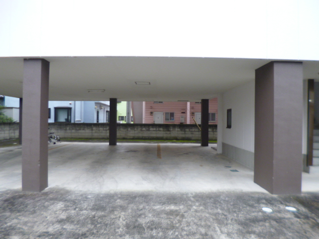 駐車場　屋根付き駐車場なので雨でも濡れないでお部屋まで行けます