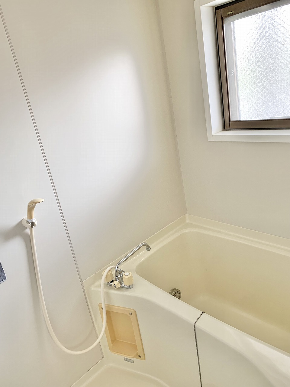 バス・シャワールーム　換気扇・窓・追い焚き付ユニットバス