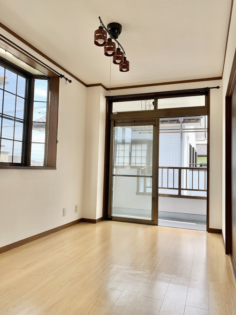 居室・リビング　出窓付なので光が多く入って明るいお部屋です