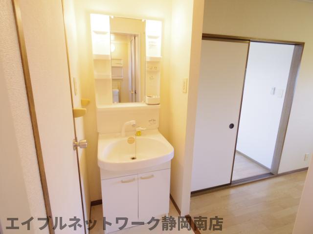 洗面設備　スペースが確保できる洗面所です