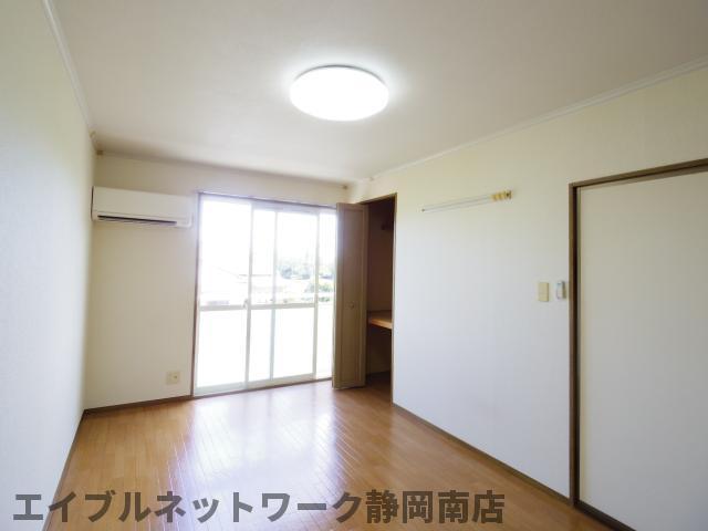 居室・リビング　こちらのリビングで趣味の時間をお楽しみください