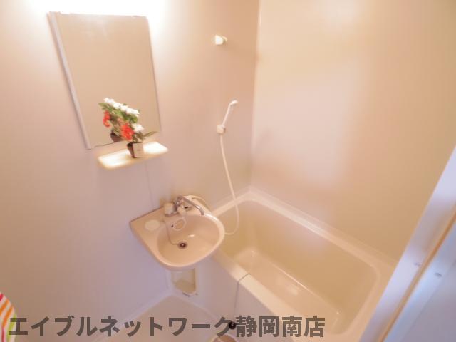 バス・シャワールーム　コンパクトで使いやすいお風呂です