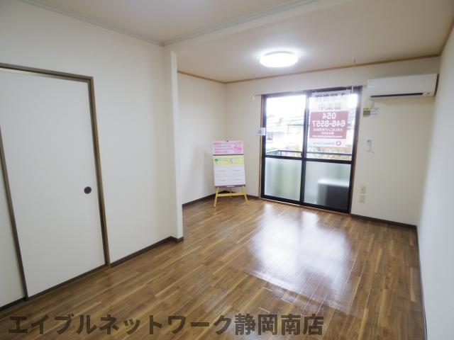 その他　ゆったり過ごせる居間です