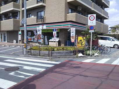 コンビニ　セブンイレブン　大宮日進駅西店（コンビニ）まで61m