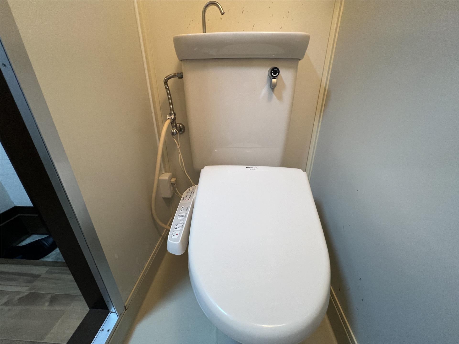 トイレ　温水洗浄便座