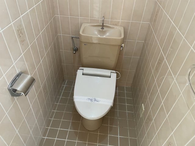地下鉄四つ橋線 玉出駅 徒歩3分 4階建 築36年のトイレ写真