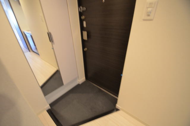 地下鉄海岸線 みなと元町駅 徒歩2分 15階建 築7年の玄関写真