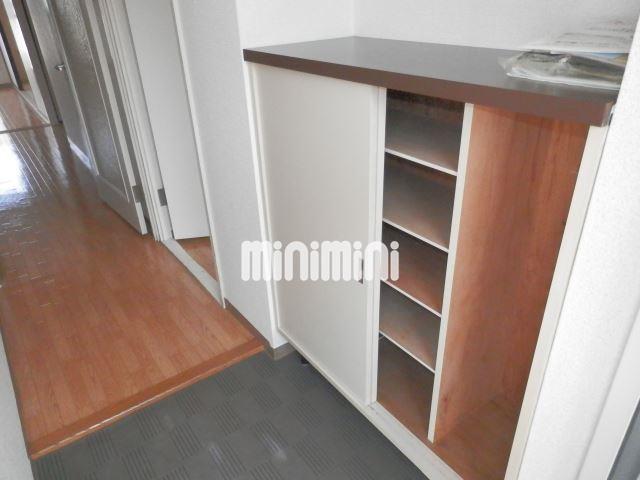 玄関　玄関の下駄箱は上にも物を置いておけます。