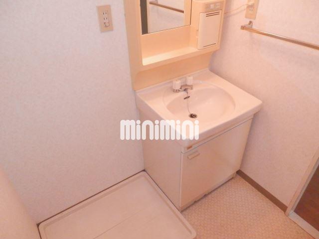洗面設備　洗面脱衣所には洗面台と洗濯機置き場があります。