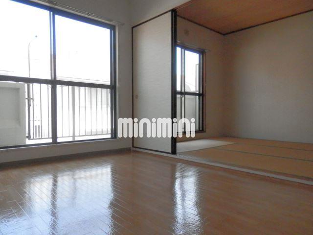 居室・リビング　ベランダ側の２部屋は日当たりもよく明るいです。