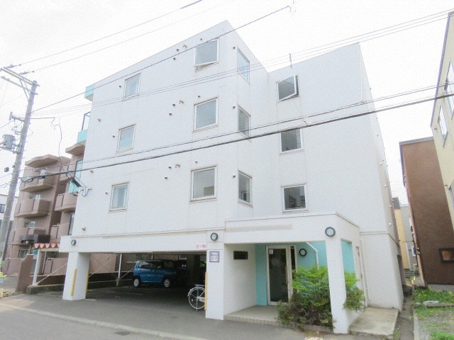 札幌市西区八軒三条東のマンションの建物外観