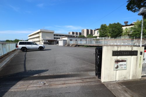 【生駒市小平尾町のアパートの小学校】