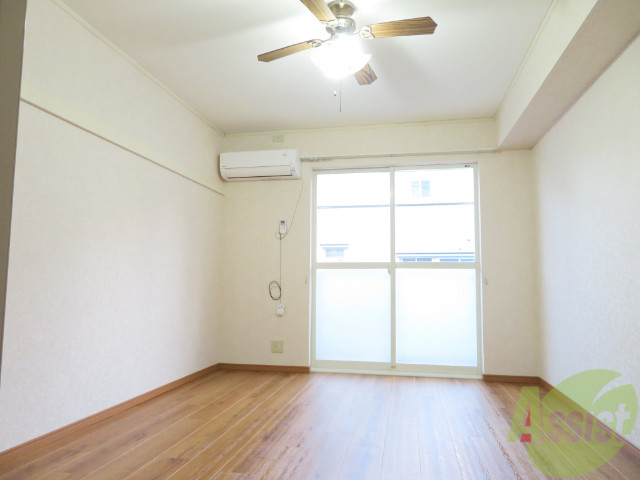 居室・リビング　広くてキレイなリビングが広がっていますね。開放感一杯の窓です