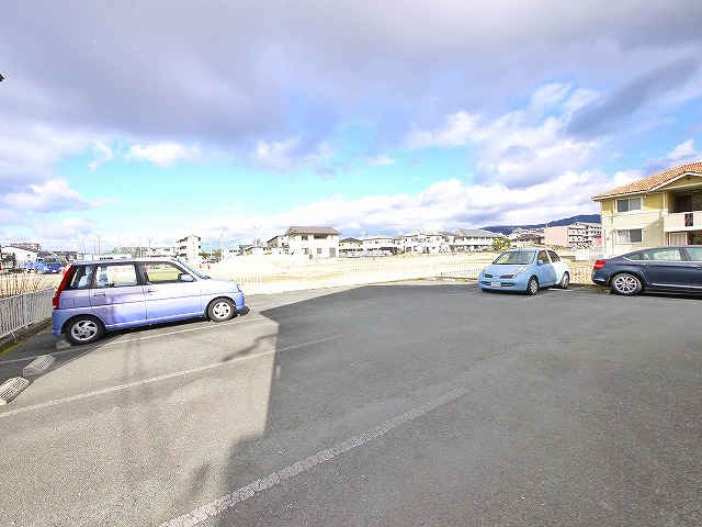 【天理市前栽町のアパートの駐車場】