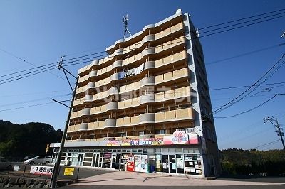 【日置市伊集院町徳重のマンションの建物外観】