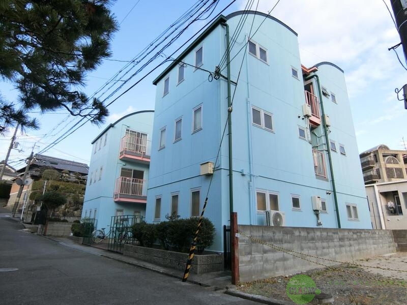 【茨木市総持寺駅前町のマンションの建物外観】