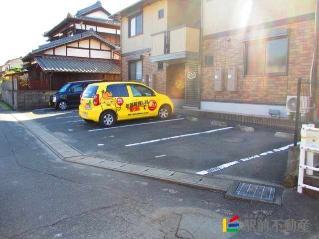 【小郡市大崎のアパートの駐車場】