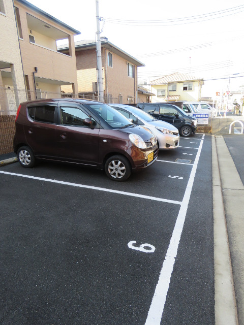 【堺市北区百舌鳥赤畑町のアパートの駐車場】