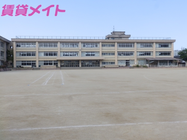 【津市西丸之内のマンションの小学校】