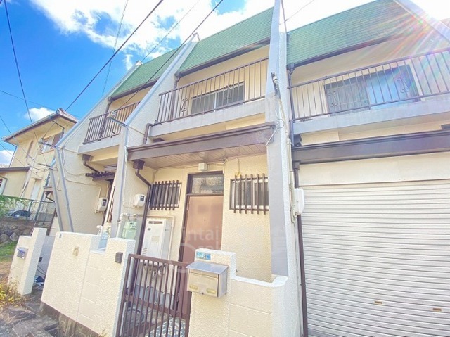 宝塚市雲雀丘のアパートの建物外観