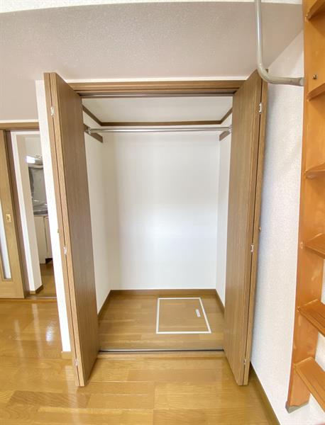 収納　クローゼット+ロフトでバッチリ☆梯子下にカラーＢＯＸ置けるス