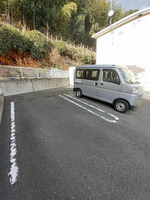 【高知市神田のアパートの駐車場】