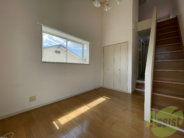 居室・リビング　陽当たり良好、ロフト部分収納スペース有り。