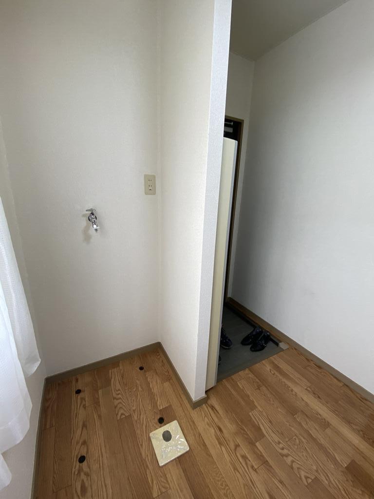 その他設備　玄関横に室内洗濯パンがございます
