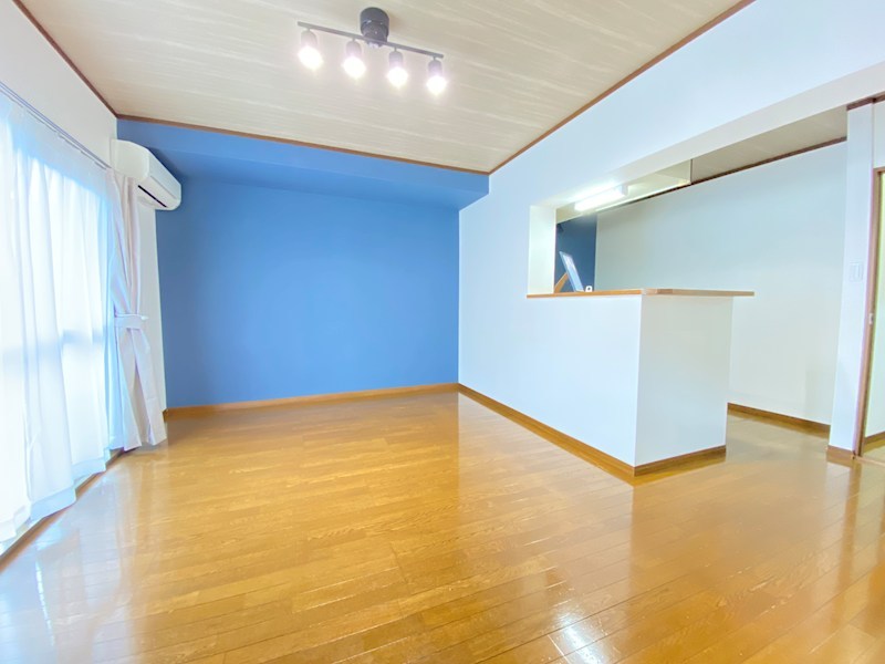 居室・リビング　ご希望者には照明器具とカーテンをプレゼント！