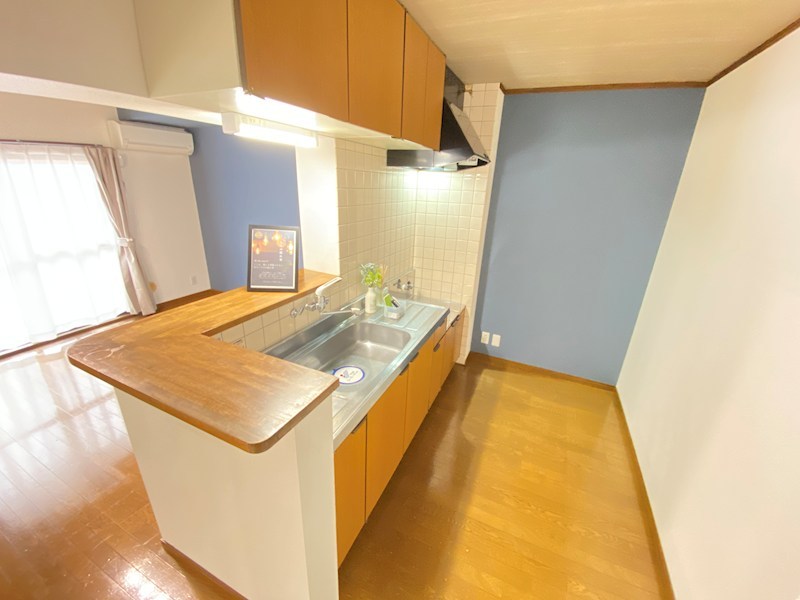 キッチン　ご希望者には照明器具とカーテンをプレゼント！