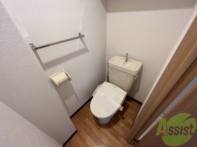 トイレ　ウォシュレット機能がついたトイレです。安心して使用できますね