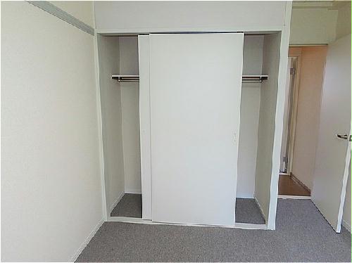 収納　寝室にも収納スペースがあります