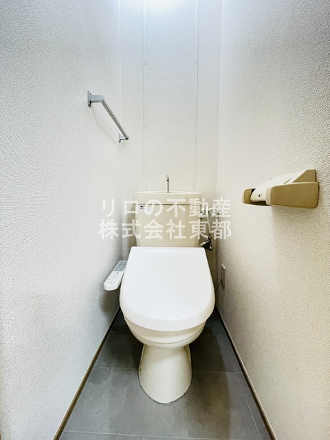 トイレ　白基調で清潔感のあるトイレです♪