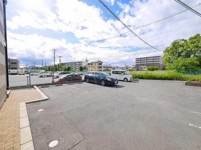 駐車場　駐車場があるので、車を買う予定の方も安心です